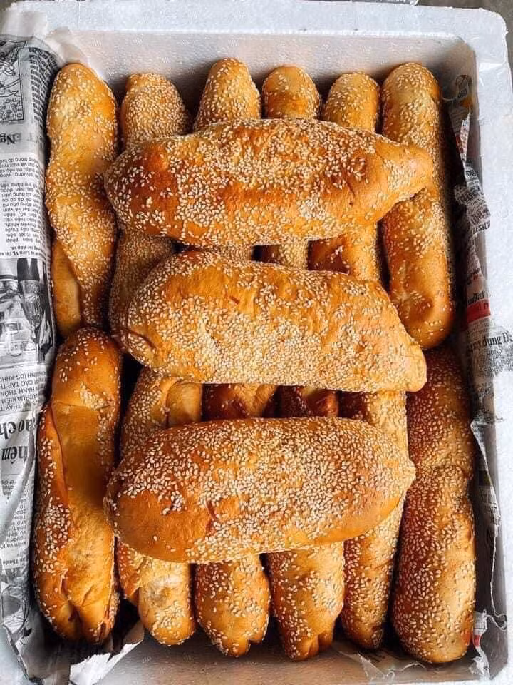 Chiếc bánh mì siêu dừa được quảng cáo có mùi vị thơm nức, vàng rộm, trọng lượng hơn 2 lạng. Bên trong chiếc bánh mì là rất nhiều dừa sợi, bên ngoài lớp vỏ nướng vàng được phết chi chít vừng.