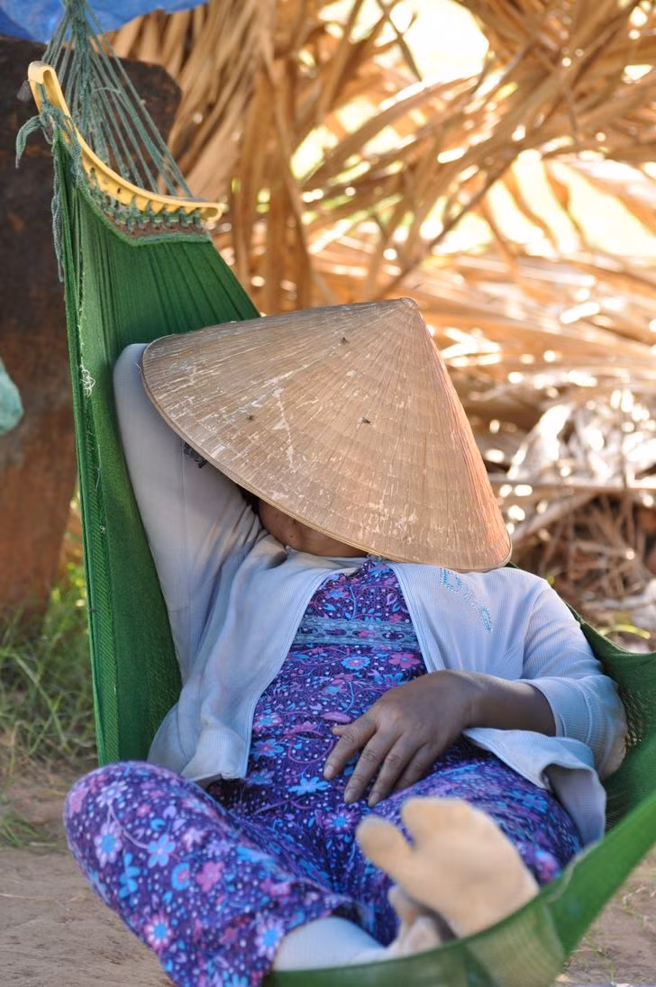 12. Việt Nam: Đừng bước qua võng. Ở Việt Nam, có rất nhiều điều cấm kỵ khi mang thai, và một trong số đó là bà mẹ đang mang thai không nên bước qua võng, nếu không, con của họ sẽ trở nên lười vận động.