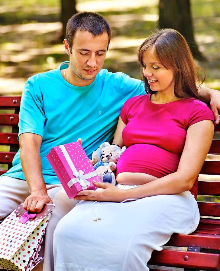 10. Văn hóa Do Thái: Không nhận quà trước khi đứa trẻ được sinh ra. Theo văn hóa Do Thái, các bà mẹ sắp sinh được khuyến cáo không nên tắm cho trẻ sơ sinh hay nhận hoặc mở quà trước khi đứa trẻ được sinh ra. Người ta tin rằng tặng quà một đứa trẻ trước khi nó được sinh ra sẽ thu hút những linh hồn xấu xa và gây ra những điều không may mắn cho đứa trẻ.