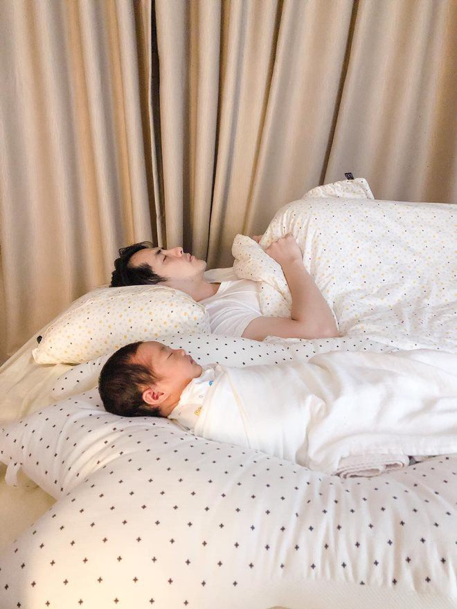 Trong một bức ảnh chụp nghiêng, cô bé cũng được người hâm mộ nhận xét là có góc nghiêng gương mặt giống hệt Ông Cao Thắng, cùng đôi môi nhỏ nhắn khá giống Đông Nhi.