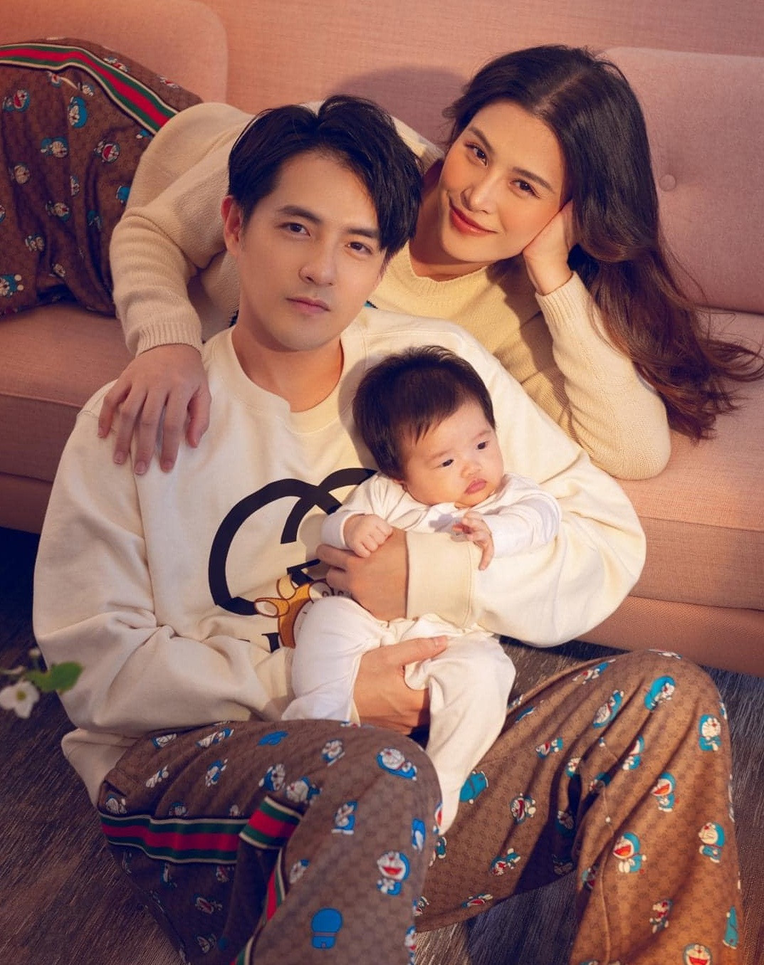 Bé Winnie hiện được hơn 2 tháng tuổi và có vẻ ngoài bụ bẫm, đáng yêu thừa hưởng nét đẹp của mẹ và bố.