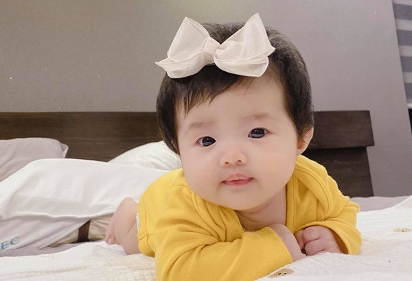 Bé Winnie, con gái của Đông Nhi và Ông Cao Thắng có tên thật là Ông Yên Nhi. Ngay từ khi còn trong bụng mẹ, tiểu công chúa nhà Đông Nhi đã nhận được rất nhiều sự quan tâm của mọi người.