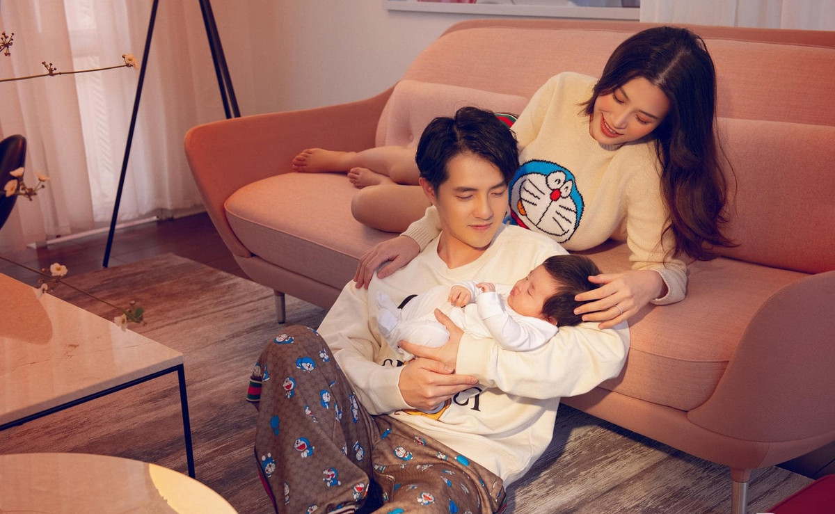 Vợ chồng Đông Nhi - Ông Cao Thắng thường xuyên chia sẻ niềm vui lần đầu làm cha mẹ và những bức ảnh của "tiểu công chúa".