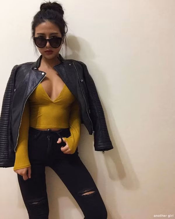 Cô nổi tiếng trên mạng xã hội bởi những bức hình tự chụp khoe đường cong nữ thần, sexy và nóng bỏng hiếm thấy ở nữ y tá.