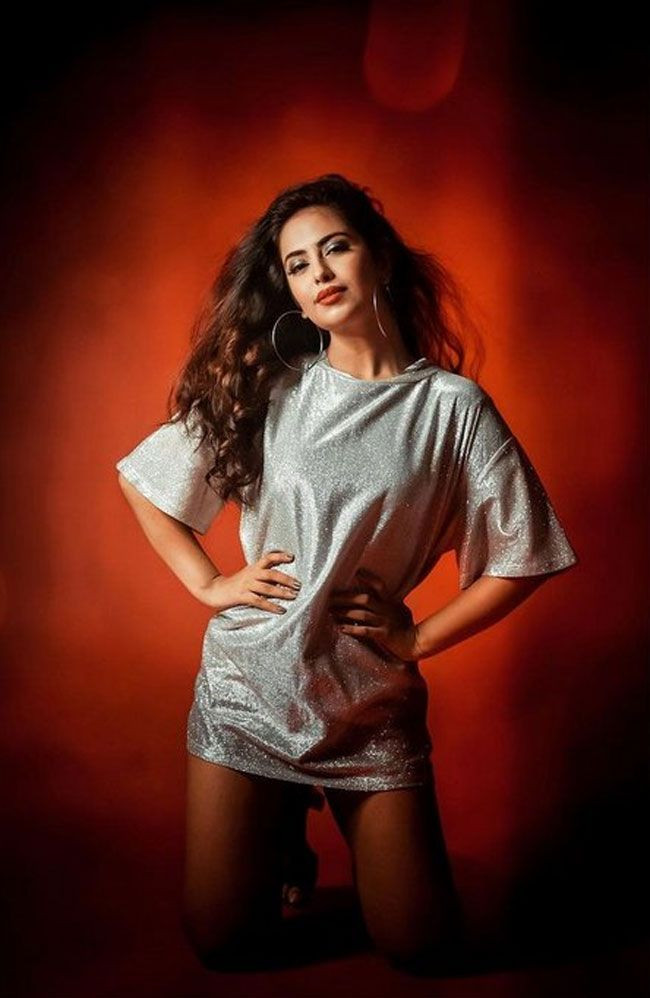 "Cô dâu 8 tuổi" cũng bắt trend mặc áo giấu quần trẻ trung của giới trẻ.