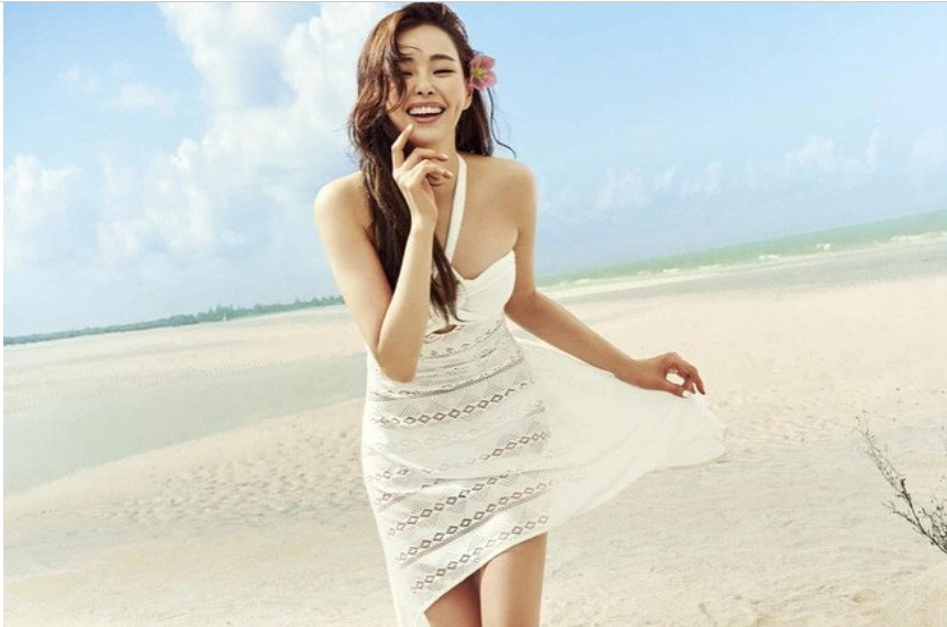 Dù không ăn vận cầu kì hay make up dày cộp, hoa hậu Hàn Quốc vẫn tỏa sắc rạng ngời với gương mặt đẹp và vóc dáng trẻ hóa.