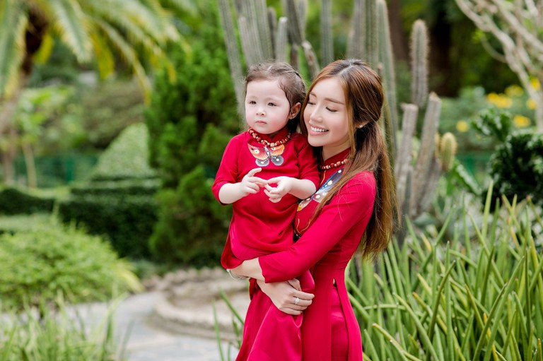 Bé Cadie Mộc Trà mặc áo dài dịp Tết tông xuyệt tông cùng mẹ, khoe vẻ đáng yêu, nụ cười tươi tắn như thiên thần. 