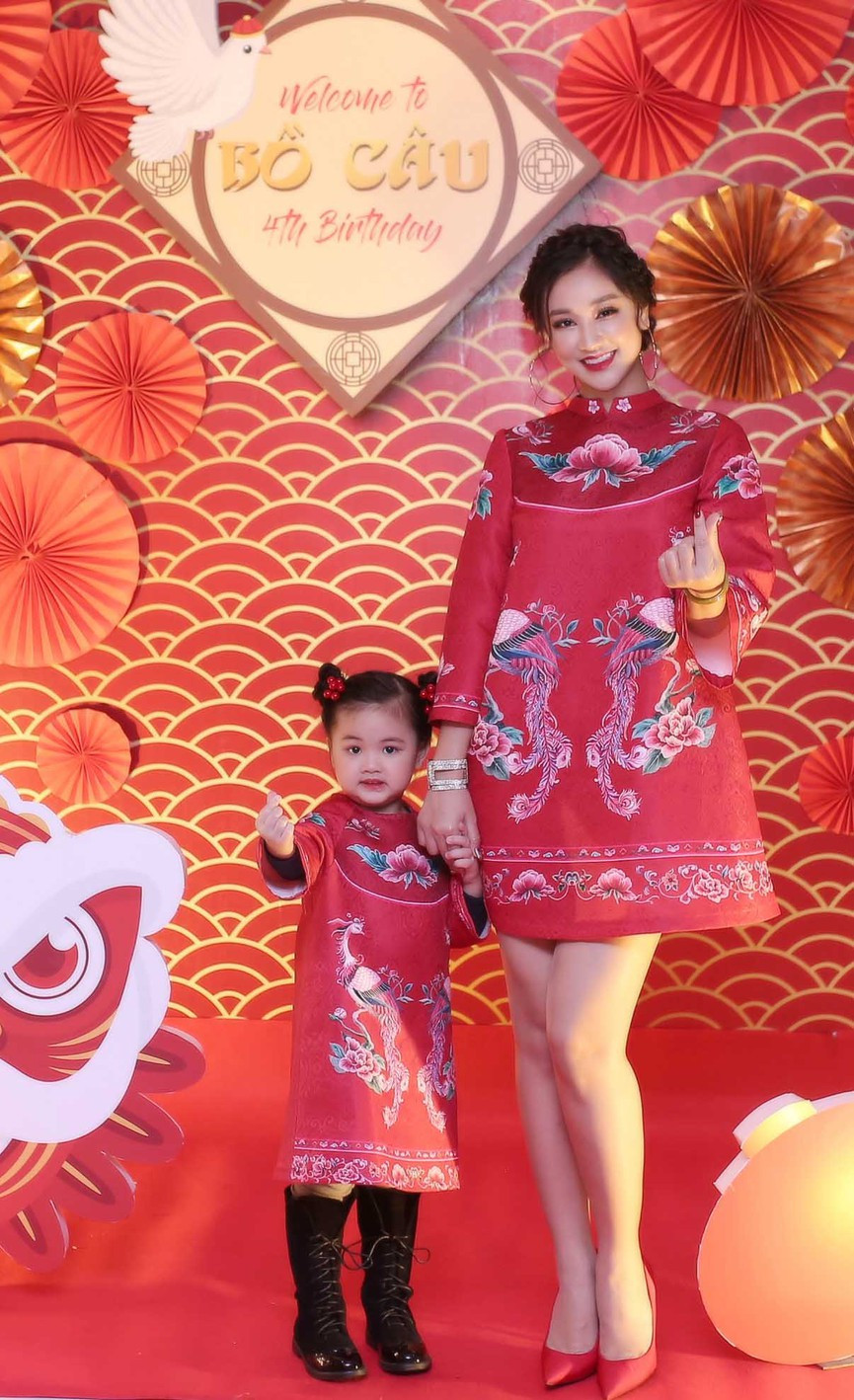 Tổ chức sinh nhật cho con gái cưng gần ngày Tết, Maya cũng diện váy đôi đỏ in hoa văn Tết được lấy cảm hứng từ áo dài.