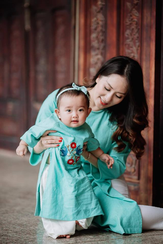 Khánh Thi và con gái Anna Vương Diễm diện áo dài đôi màu xanh dịu mát. Ảnh: FB, Internet.