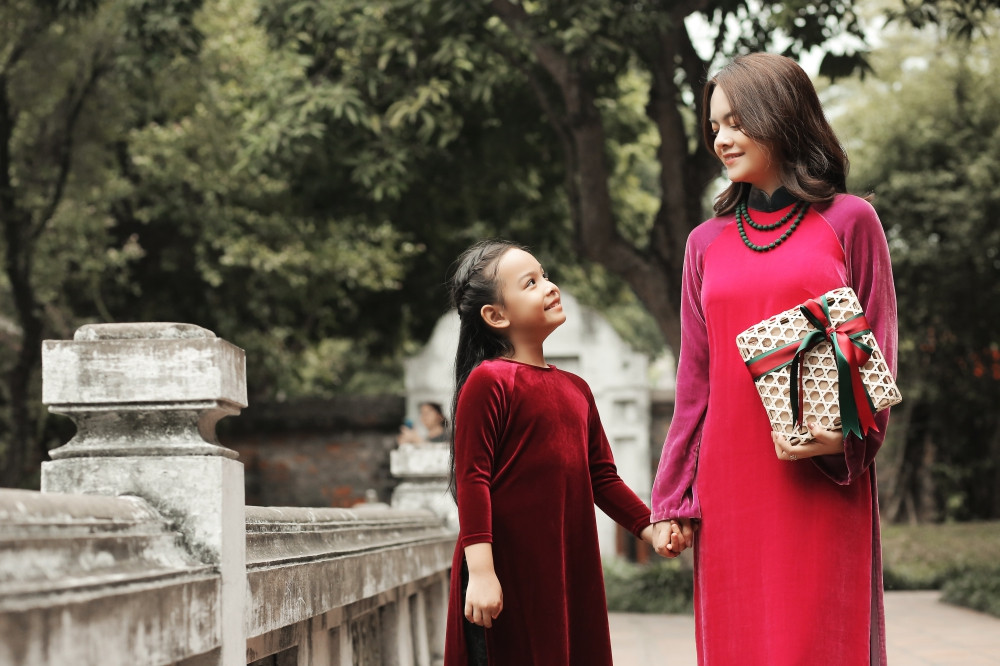 Những ngày cận Tết, Phạm Quỳnh Anh chọn cho con gái Tuệ Lâm áo dài nhung nổi bật, xuống phố chụp hình cùng mẹ.