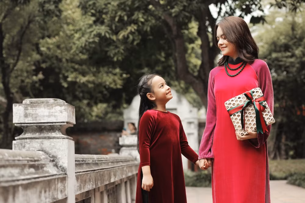 Những ngày cận Tết, Phạm Quỳnh Anh chọn cho con gái Tuệ Lâm áo dài nhung nổi bật, xuống phố chụp hình cùng mẹ.