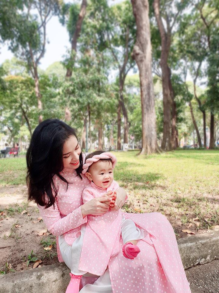 Nữ diễn viên Tú Vi và con gái diện áo dài đôi với họa tiết chấm bi nữ tính trên nền vải lụa sắc hồng pastel.