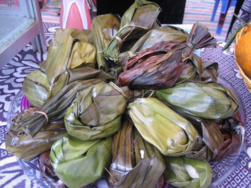 Các loại bánh này đều có điểm chung là dùng gạo nếp mới ngon đã được chọn lựa kỹ, nhân bằng đỗ nho nhe, thịt lợn ba chỉ cùng các loại gia vị, mà một trong những loại không thể thiếu là hạt xẻn – “mák khén”, một loại hạt tiêu rừng, rất thơm và cay, gói trong lá dong xanh. Ảnh: Internet.