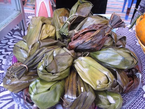 Các loại bánh này đều có điểm chung là dùng gạo nếp mới ngon đã được chọn lựa kỹ, nhân bằng đỗ nho nhe, thịt lợn ba chỉ cùng các loại gia vị, mà một trong những loại không thể thiếu là hạt xẻn – “mák khén”, một loại hạt tiêu rừng, rất thơm và cay, gói trong lá dong xanh. Ảnh: Internet.