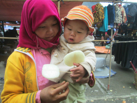 Gạo được nấu chín, để nguội rồi xay nhuyễn đến khi hạt dạo đặc sánh thành bột. Sau khi có bột, người ta nén thật chặt vào khung bánh để tạo thành một khối bánh rắn chắc. Khi có khách ăn, người bán hàng lấy con dao sắc thái 1 lớp bánh mỏng chừng hơn nửa cm, cho vào chảo dầu đang sôi để rán. Chừng 1- 2 phút sau là bánh chín, người bán xiên bánh vào que tre và đưa cho khách, khách tùy ý thêm đỗ tương và ớt rang muối để gia giảm, tạo vị đặc trưng cho món ăn.