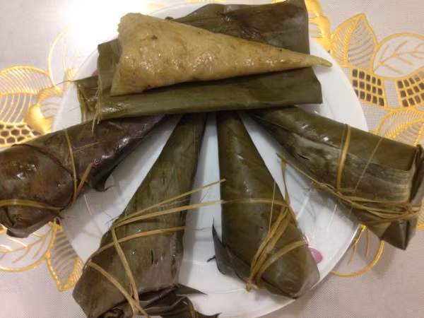 Bánh coóc mò: Trong các món bánh của người Tày bánh coóc mò là món ăn bình dị nhưng quyến rũ bởi mùi vị riêng biệt. Tiếng Tày coóc mò có nghĩa là sừng bò (coóc: sừng, mò: bò). Gọi thế vì bánh có hình chóp nhọn, trông giống sừng bò.