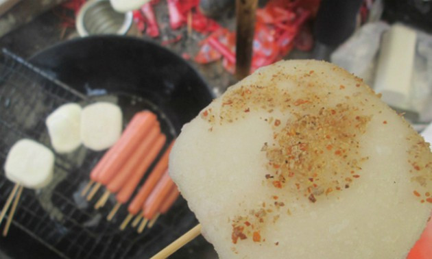 Bánh lơ khoái: Chiếc bánh trắng mỏng, chiên trong dầu cho hơi vàng mặt, ăn nóng cùng bột đỗ tương hoặc bột ớt rang muối là món khoái khẩu của người Mông ở vùng cao Hà Giang. Lơ khoái là món ăn chơi phổ biến vào mùa đông, nên khi có gió lạnh tràn về người ta mới bán nhiều trong chợ.Bột bánh được làm chủ yếu từ gạo tẻ, cho thêm một ít gạo nếp để tạo độ dẻo thơm. 