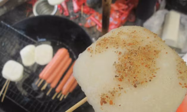 Bánh lơ khoái: Chiếc bánh trắng mỏng, chiên trong dầu cho hơi vàng mặt, ăn nóng cùng bột đỗ tương hoặc bột ớt rang muối là món khoái khẩu của người Mông ở vùng cao Hà Giang. Lơ khoái là món ăn chơi phổ biến vào mùa đông, nên khi có gió lạnh tràn về người ta mới bán nhiều trong chợ.Bột bánh được làm chủ yếu từ gạo tẻ, cho thêm một ít gạo nếp để tạo độ dẻo thơm. 