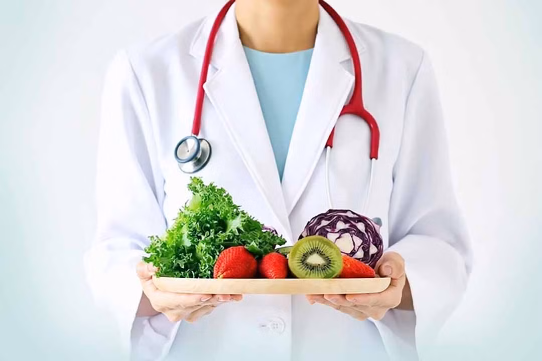 Hệ thống ruột khỏe mạnh: Những người ăn chay, hệ tiêu hóa thường khỏe hơn. Chế độ ăn chay giúp thúc đẩy sự tăng trưởng của vi khuẩn lành mạnh, ngăn ngừa rối loạn tiêu hóa. Ăn nhiều thịt cũng có thể gây tổn hại cho ruột do các chất bảo quản và chất tăng trưởng được sử dụng trong các sản phẩm động vật. 