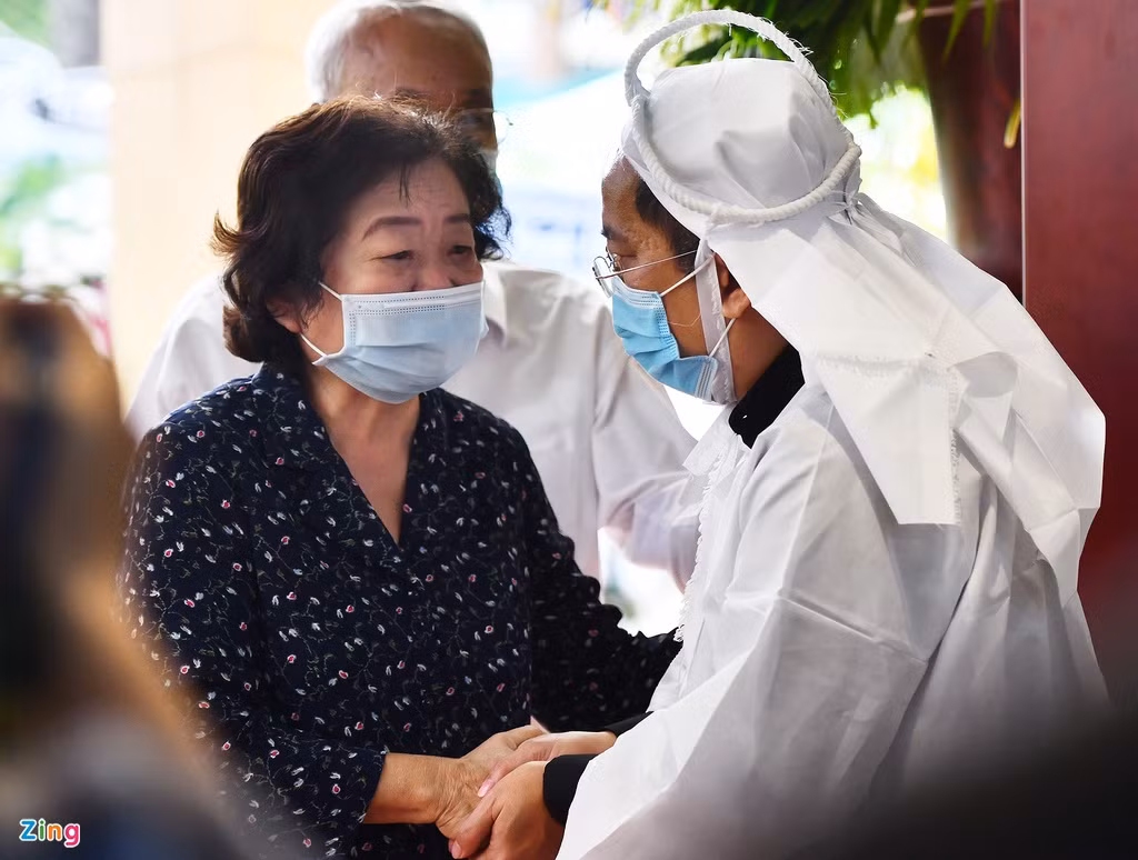 Chu tich Quoc hoi chia buon voi gia dinh ong Truong Vinh Trong-Hinh-5