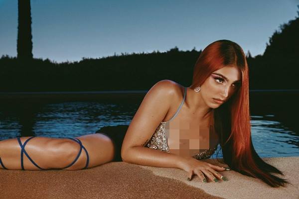 Lourdes Leon, con gái đầu lòng của ca sĩ Madonna và Carlos Leon, không chỉ được coi là bản sao của bà mẹ nổi tiếng mà còn gây ấn tượng với gu thời trang gợi cảm, nổi loạn. Mới đây, cô vừa xuất hiện nóng bỏng trên tạp chí Vanity Fair số tháng 5/2021.