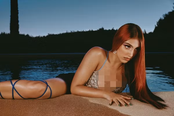 Lourdes Leon, con gái đầu lòng của ca sĩ Madonna và Carlos Leon, không chỉ được coi là bản sao của bà mẹ nổi tiếng mà còn gây ấn tượng với gu thời trang gợi cảm, nổi loạn. Mới đây, cô vừa xuất hiện nóng bỏng trên tạp chí Vanity Fair số tháng 5/2021.