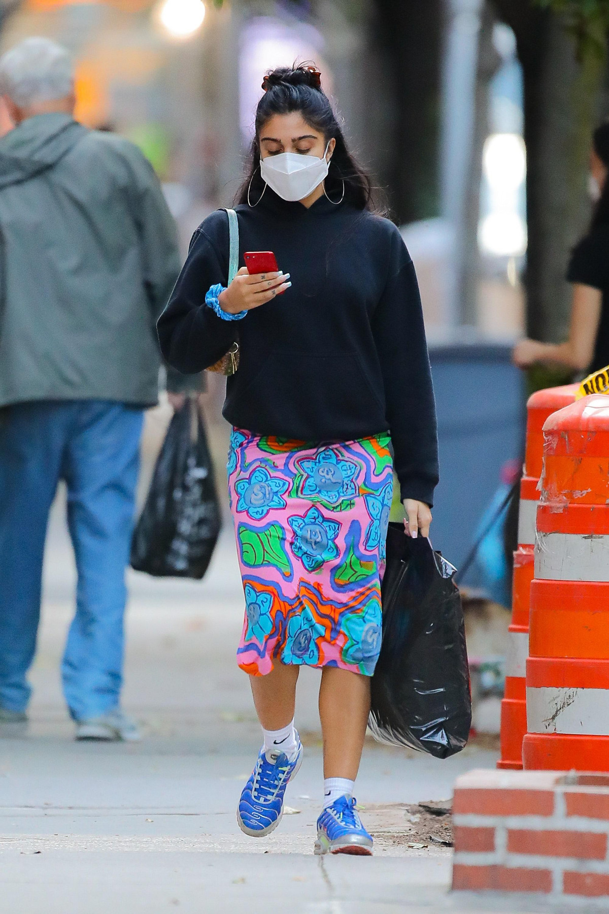 Chân dài 9x nhiều lần xuất hiện trên phố với trang phục khó hiểu bị cho là thảm hoạ của mình.