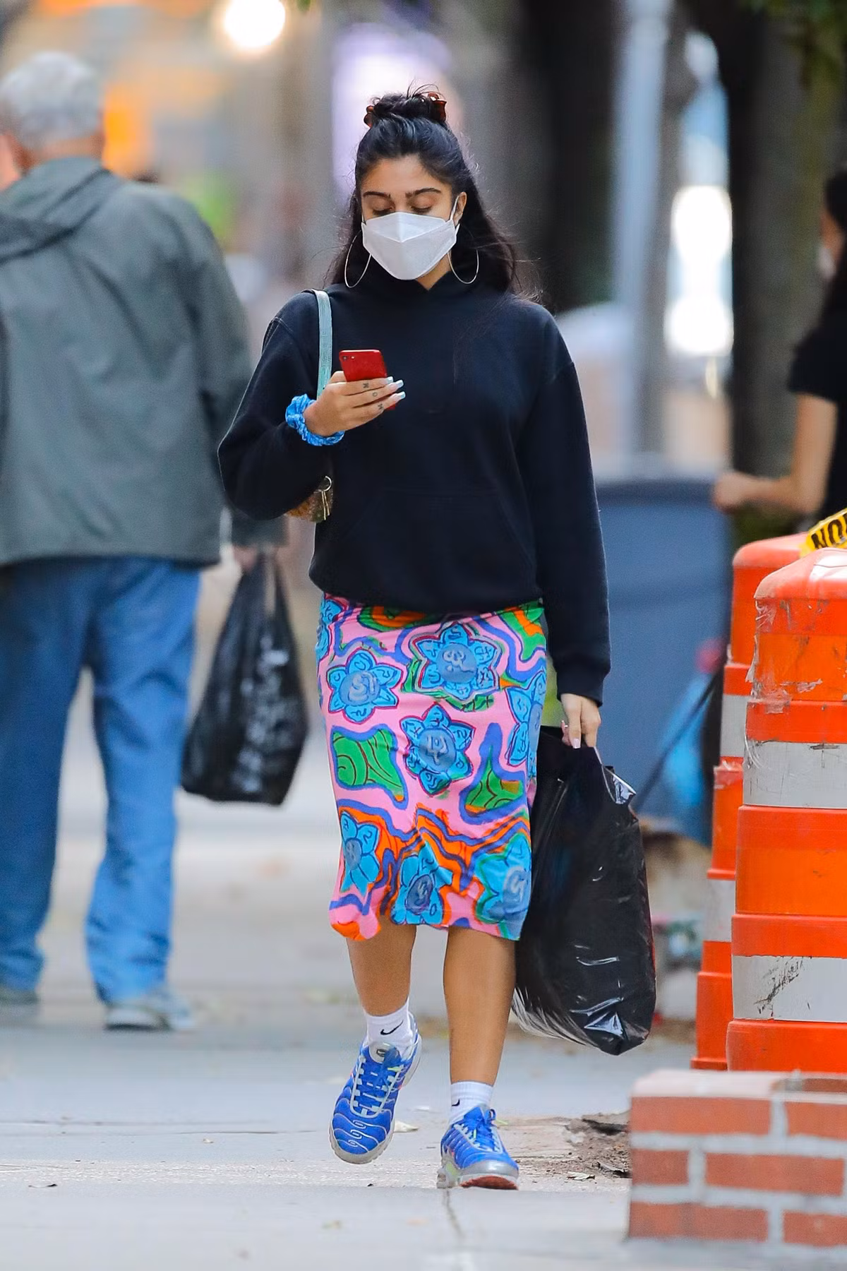 Chân dài 9x nhiều lần xuất hiện trên phố với trang phục khó hiểu bị cho là thảm hoạ của mình.