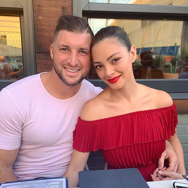 "Cả tôi và chồng đều rất chăm tập thể thao. Chúng tôi có một số thiết bị tập luyện ở nhà. Tôi thích tập cardio bằng cách chạy nước rút. Điều đó giúp cơ thể tôi săn chắc", người đẹp Nam Phi trả lời phỏng vấn trên Glamour.