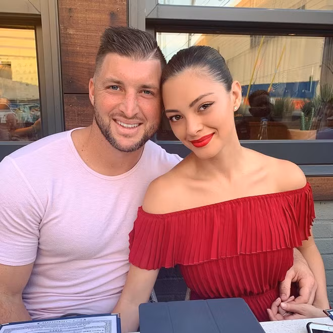 "Cả tôi và chồng đều rất chăm tập thể thao. Chúng tôi có một số thiết bị tập luyện ở nhà. Tôi thích tập cardio bằng cách chạy nước rút. Điều đó giúp cơ thể tôi săn chắc", người đẹp Nam Phi trả lời phỏng vấn trên Glamour.