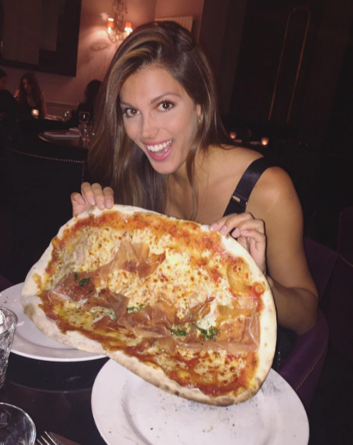 Tập luyện khắt khe và kiên trì, thế nhưng, về chế độ ăn uống, Iris rất thoải mái. Thậm chí có những món nhiều chất béo và tinh bột, như: pizza, cơm cuộn, bánh ngọt,… đều được Iris liệt kê đầu danh sách những món ăn cô thích. "Tôi thích đồ ăn. Điều quan trọng nhất là tôi thường nấu ăn. Tôi không dùng nhiều muối. Tôi không ăn kiêng. Tuy vậy, tôi cố gắng ăn nhiều trong bữa sáng và trưa, ăn ít ở bữa tối", cô nói. Ảnh: IT. 