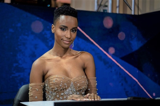 Hoa hậu Hoàn vũ 2019 Zozibini Tunzi: Đây là cô gái da màu đầu tiên của Nam Phi đăng quang Miss Universe. Hoa hậu Hoàn vũ 2019 sở hữu hình thể hoàn hảo, khỏe khoắn với số đo ba vòng ấn tượng cùng chiều cao đáng ngưỡng mộ 1m78.