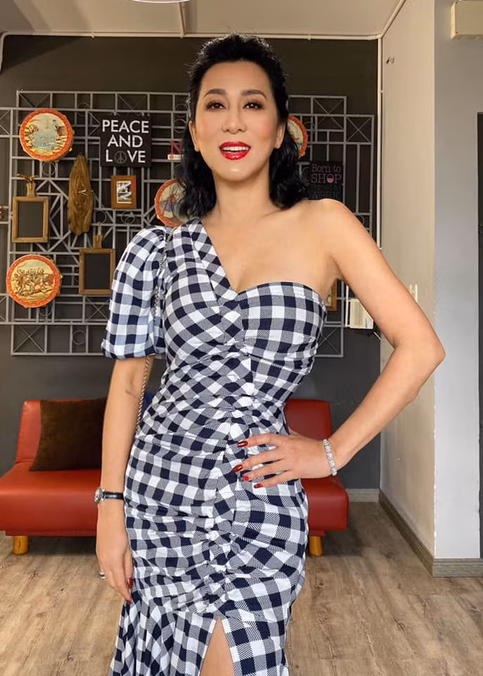 Để có làn da căng mịn ở tuổi ngũ tuần, Kỳ Duyên còn thường xuyên đắp mặt nạ. Nữ MC 56 tuổi này vẫn tự làm mặt nạ bằng loại quả tự nhiên như bơ, dâu tây. Công thức mặt nạ yêu thích của cô là nửa trái bơ + 1 thìa dầu dừa + 1 thìa mật ong. Bơ là loại trái cây có nhiều vitamin và khoáng chất, tốt cho da mặt. Ảnh: FBNV.