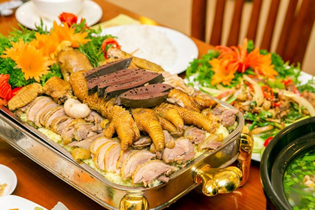 Ngày nay, giống gà này có giá bán khá cao và được nhiều người dân thành phố lùng mua. Gà Đông Tảo có thể được nấu thành nhiều món, nhưng độc đáo nhất là món “vảy rồng hầm thuốc bắc” làm từ đôi chân to quá khổ của chúng.