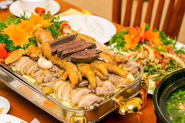 Ngày nay, giống gà này có giá bán khá cao và được nhiều người dân thành phố lùng mua. Gà Đông Tảo có thể được nấu thành nhiều món, nhưng độc đáo nhất là món “vảy rồng hầm thuốc bắc” làm từ đôi chân to quá khổ của chúng.