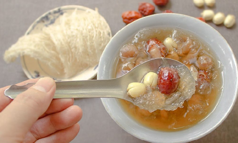 Tổ yến: Được làm từ nước dãi của những con chim yến, yến sào (tổ chim yến) là một đặc sản có hương vị rất hấp dẫn và giá trị dinh dưỡng cao. Từ thời xưa, yến sào đã được khai thác tại các đảo Yến ở ngoài khơi tỉnh Khánh Hòa để cung tiến các vua chúa.