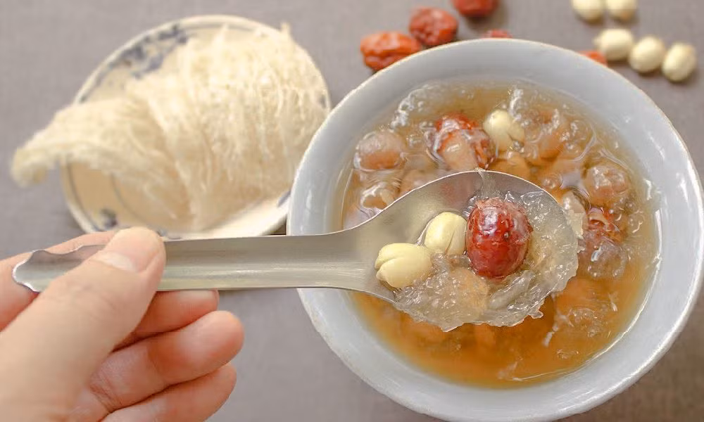 Tổ yến: Được làm từ nước dãi của những con chim yến, yến sào (tổ chim yến) là một đặc sản có hương vị rất hấp dẫn và giá trị dinh dưỡng cao. Từ thời xưa, yến sào đã được khai thác tại các đảo Yến ở ngoài khơi tỉnh Khánh Hòa để cung tiến các vua chúa.