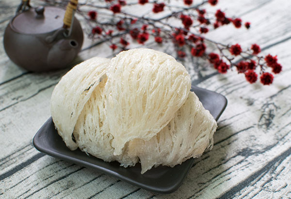 Ngày nay, món sản vật này vẫn chỉ dành cho những người có điều kiện kinh tế thưởng thức bởi giá thành của chúng rất cao, từ 50-60 triệu đồng/kg. Phần lớn yến sào khai thác được xuất khẩu để thu ngoại tệ. Ảnh: IT.