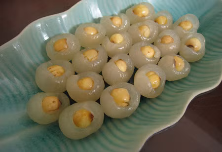 Nhãn lồng Hưng Yên được coi là một sản vật quý tiến vua thời phong kiến. Ở đâu trên mảnh đất Việt Nam cũng có thể trồng nhãn. Nhưng cây nhãn cũng như người, phải thực sự bén duyên đất mới cho ra thứ quả ngọt nhất, hương thơm nhất, cùi dày nhất.