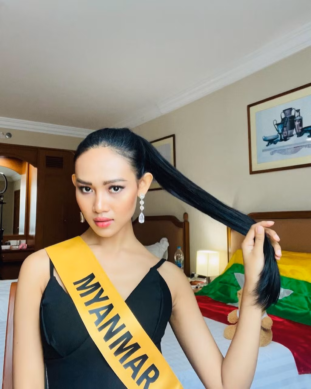 Vẻ sắc sảo và cách ăn mặc gợi cảm của nàng hậu thu hút sự chú ý của người hâm mộ.