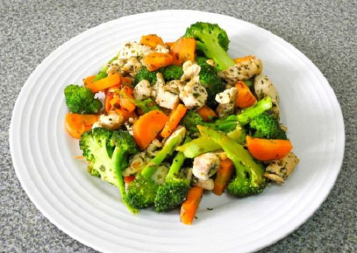 Món xào: Một số món như thịt bò xào cần tỏi tây hay mọc xào rau củ là những gợi ý dễ thực hiện cho đĩa xào trong mâm cỗ.