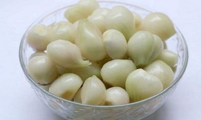 Dưa hành: Bánh chưng phải ăn kèm với dưa hành có vị cay cay, chua chua làm tăng thêm hương vị của thức ăn và giúp dễ tiêu hóa hơn. Bánh chưng – dưa hành đã trở thành món ăn không thể thiếu trong mâm cỗ người Việt mỗi dịp Tết đến, Xuân về.