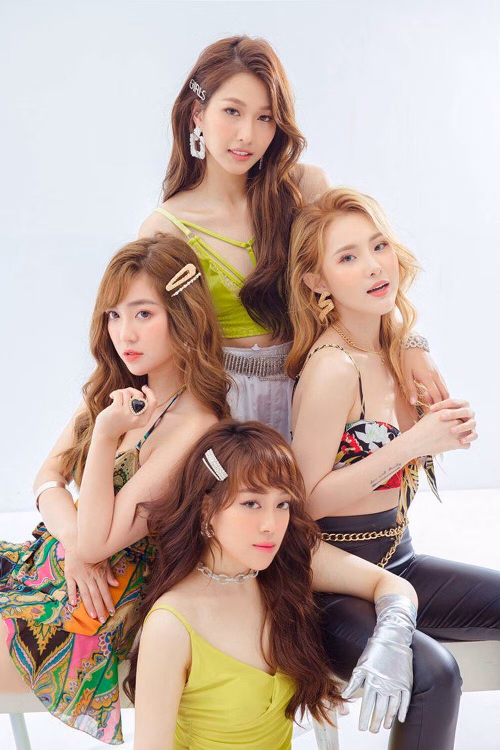 Nhom nhac Viet tiet lo bi cong ty no luong, tuong lai mu mit-Hinh-2