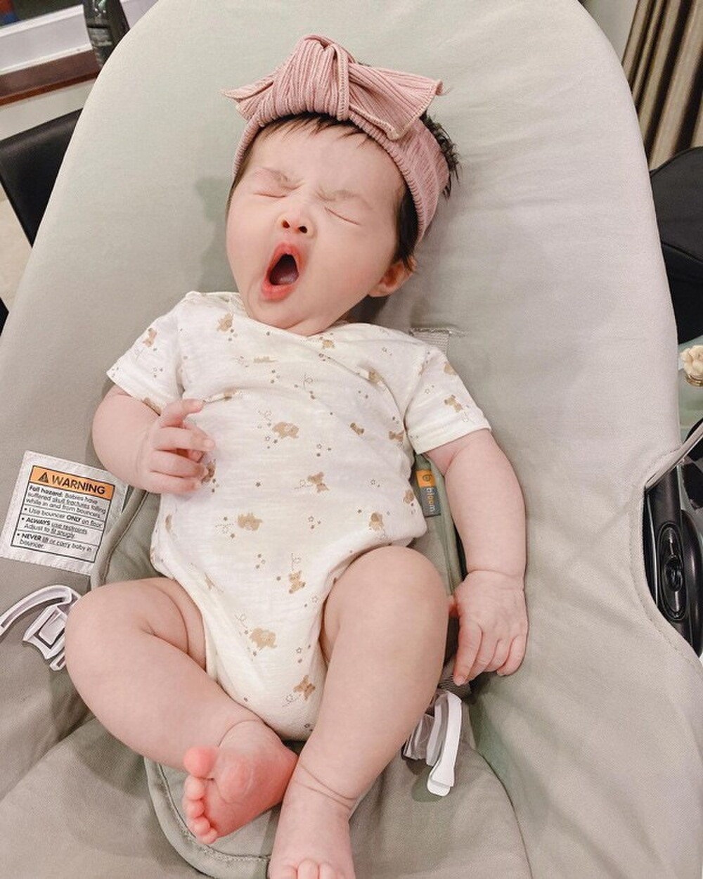 Cô bé diện bộ body liền thân họa tiết đơn giản kèm nơ xinh.