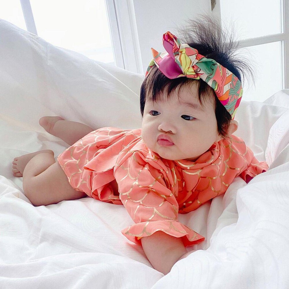 Ngoài đầu tư trang phục, Đông Nhi còn chăm sắm các kiều nơ bờm xinh xắn cho bé cưng.