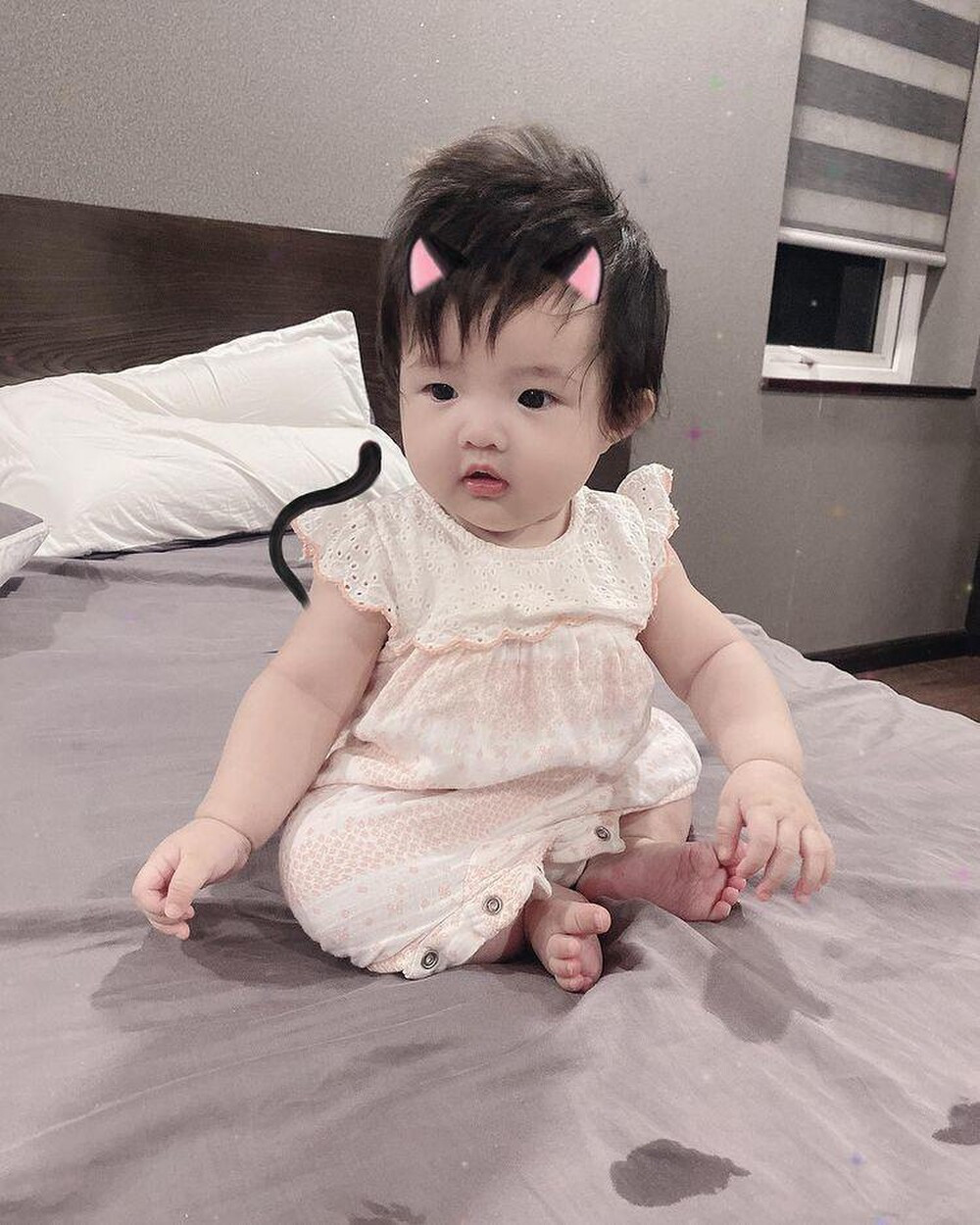 Dù bận rộn với công việc nhưng vợ chồng Ông Cao Thắng - Đông Nhi vẫn tích cực cho con gái cưng ăn mặc sành điệu chụp ảnh, tạo nên nhiều bộ ảnh dễ thương khiến khán giả thích thú.