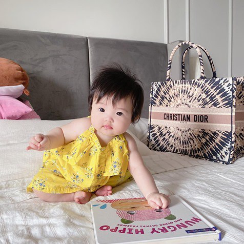 Đông Nhi ưu ái chọn cho bé Winnie những thiết kế nhẹ nhàng, phom dáng đơn giản, chất liệu thoải mái.