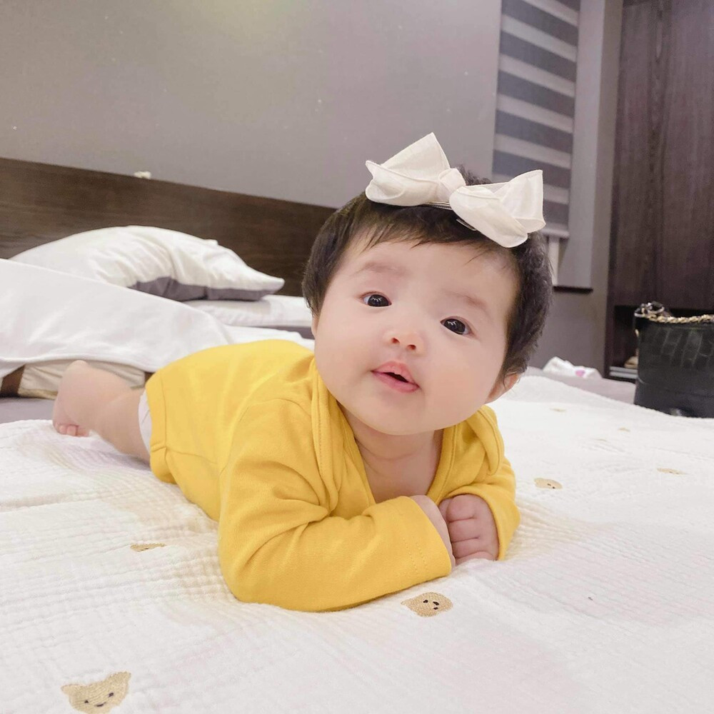 Dù mới 6 tháng tuổi nhưng tủ đồ của bé Winnie có đủ các kiểu dáng và màu sắc khác nhau.