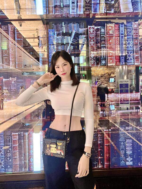 Dường như càng lớn tuổi, nàng dâu của tỷ phú Hoàng Kiều càng trẻ trung và gợi cảm hơn.