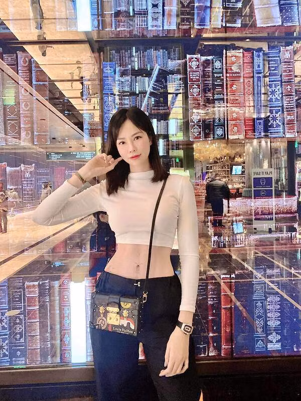 Dường như càng lớn tuổi, nàng dâu của tỷ phú Hoàng Kiều càng trẻ trung và gợi cảm hơn.